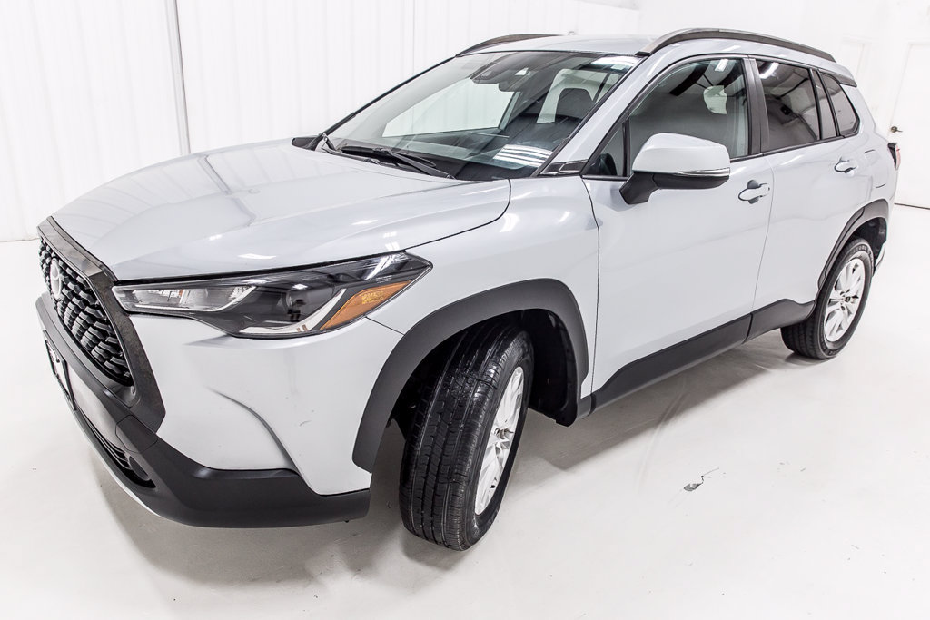 Used 2022 Toyota Corolla Cross LE FWD image 2