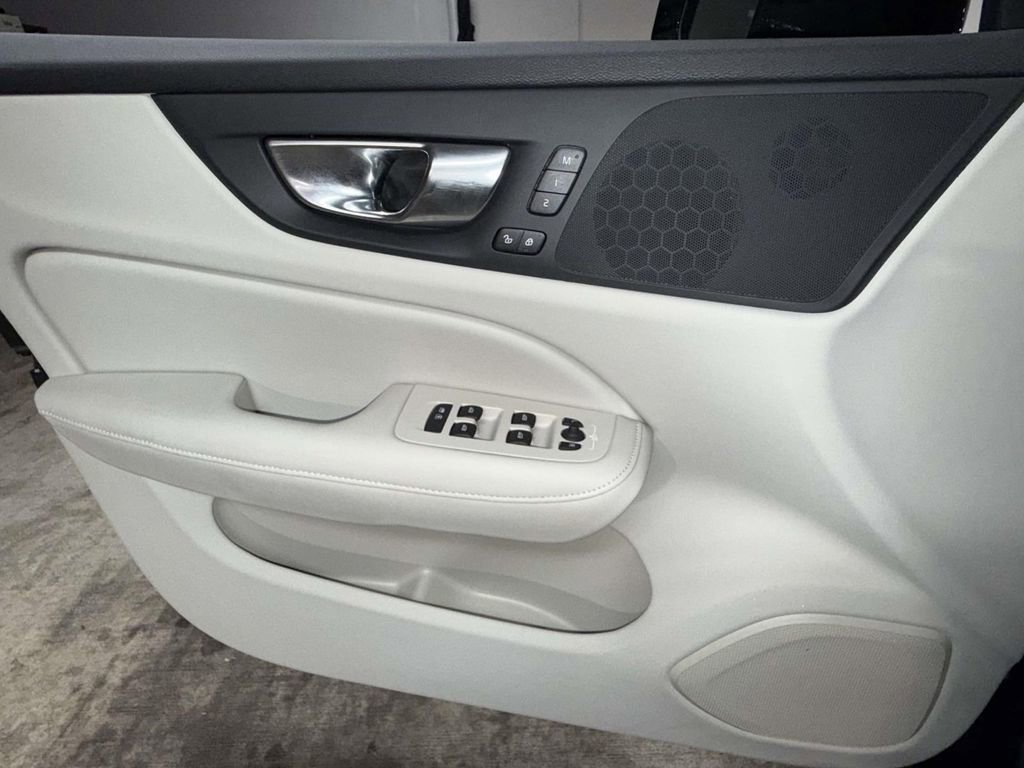 Used 2025 Volvo S60 T8 Plus image 19