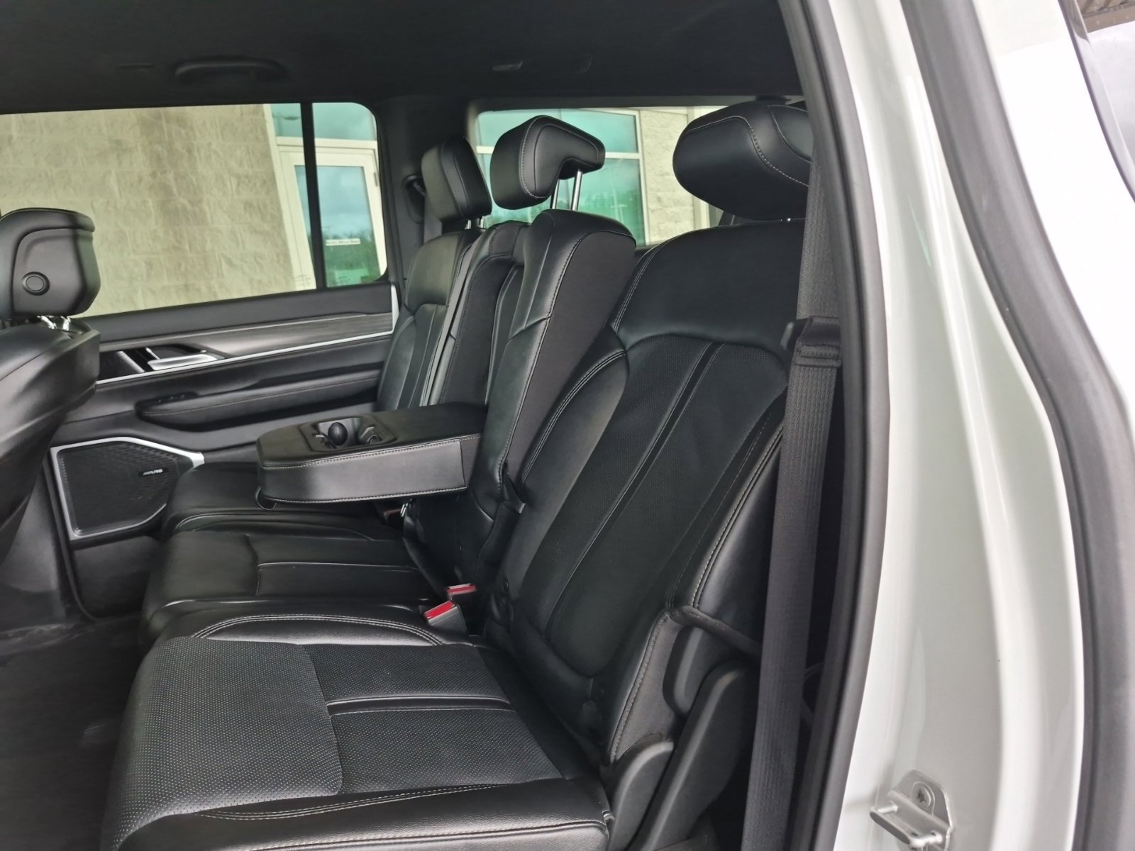 Used 2024 Jeep Wagoneer L Series II w/ Flexible Seating Group RWD image 9