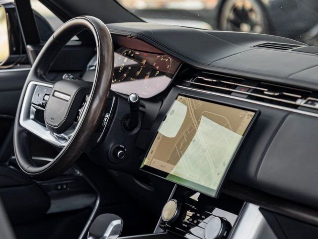 Used 2023 Land Rover Range Rover SE image 32