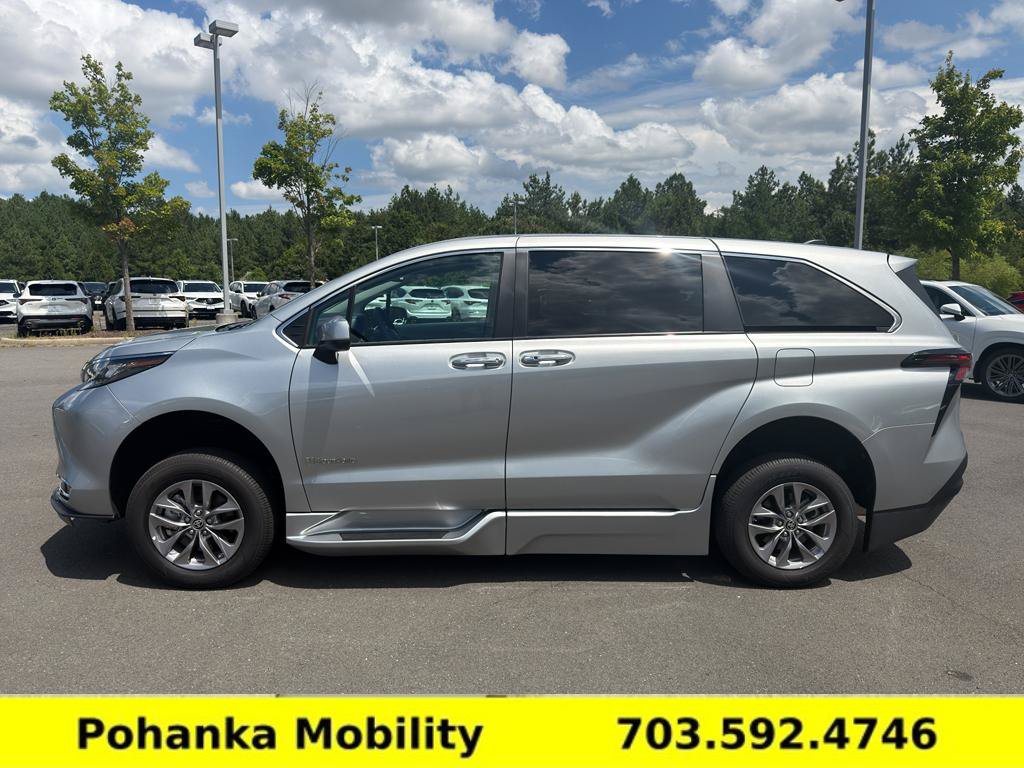 Used 2024 Toyota Sienna XLE FWD image 4