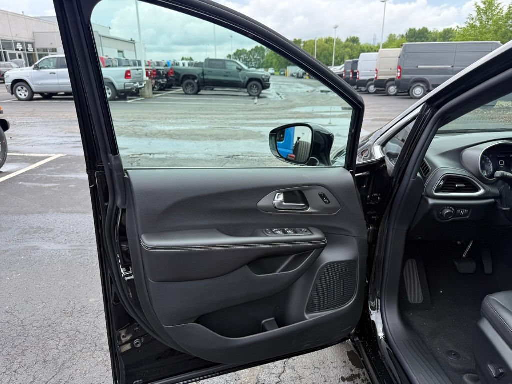 New 2027 Chrysler Pacifica Select FWD image 11