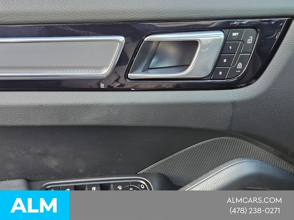 Used 2023 Porsche Cayenne Platinum Edition image 29