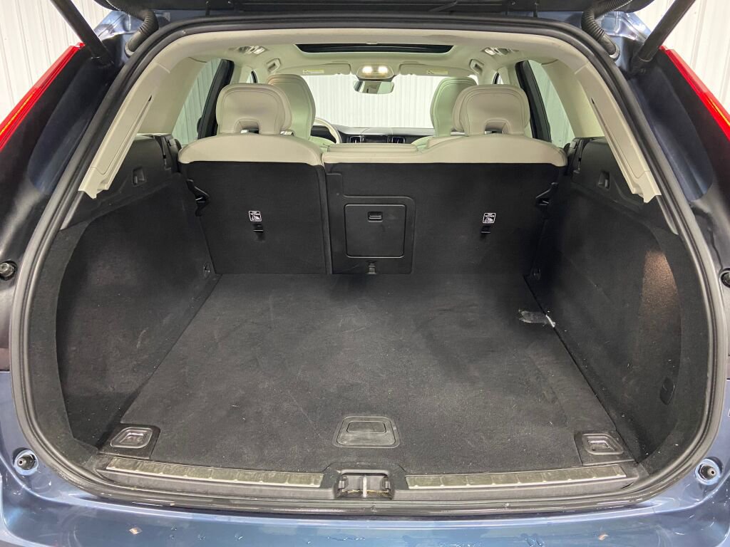 Used 2023 Volvo XC60 B5 Plus image 11