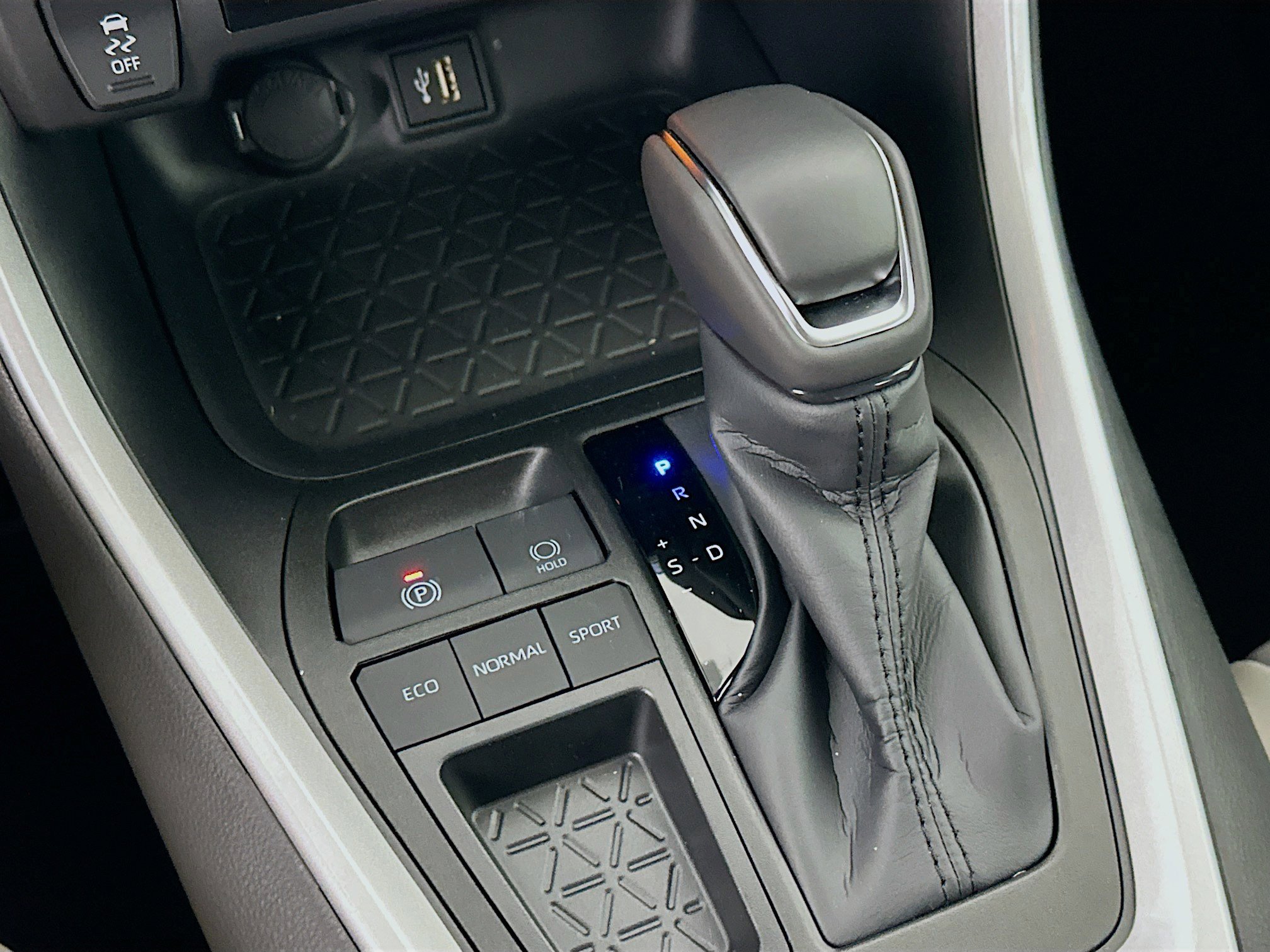 Used 2025 Toyota RAV4 XLE Premium image 24