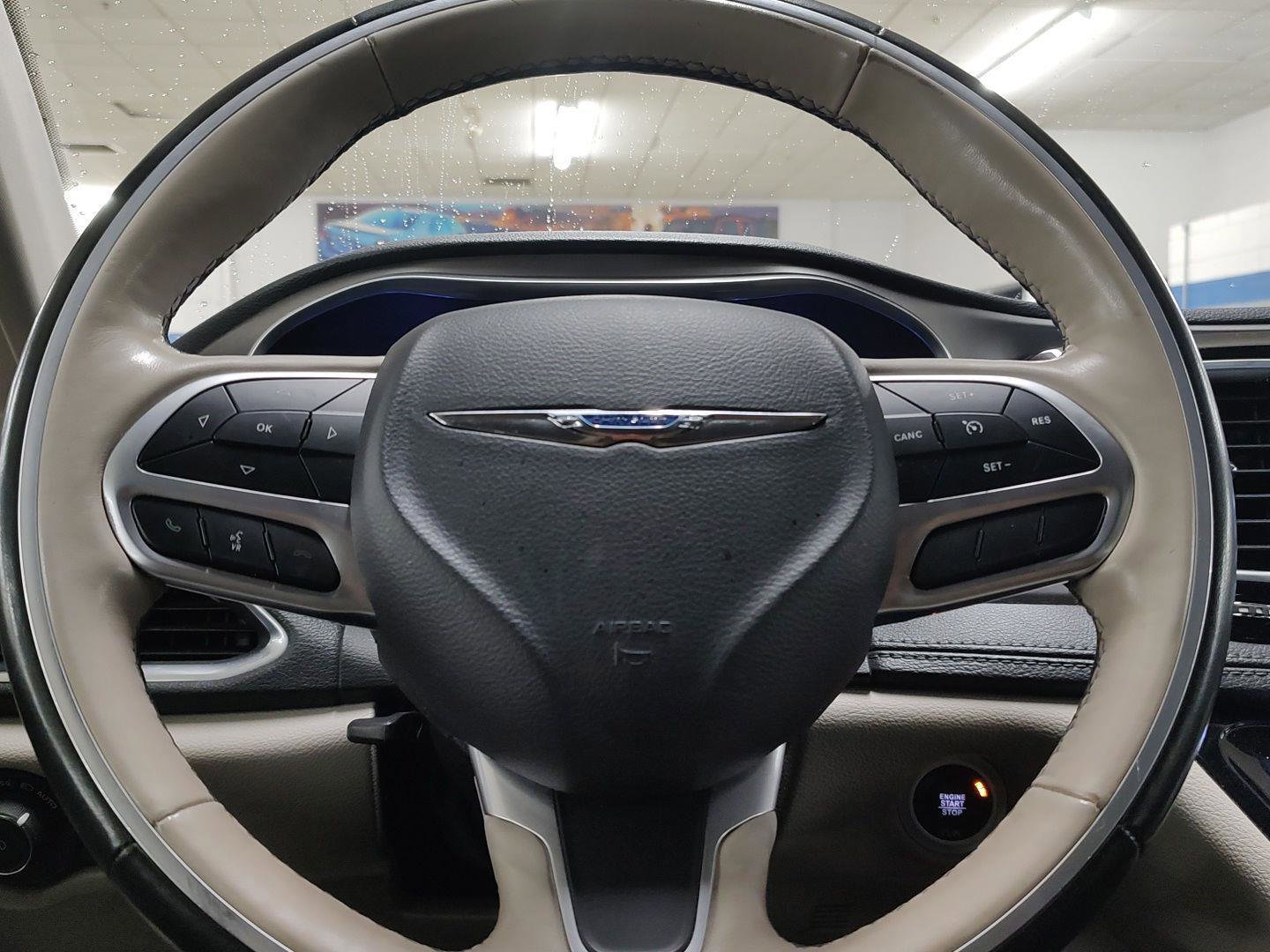 Used 2019 Chrysler Pacifica Limited image 17