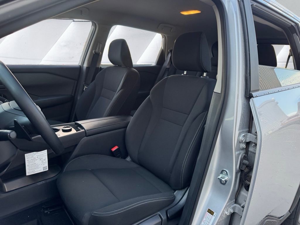 Used 2025 Nissan Rogue S image 8