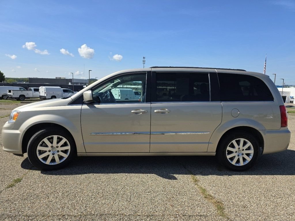 Used 2016 Chrysler Town & Country Touring FWD image 16