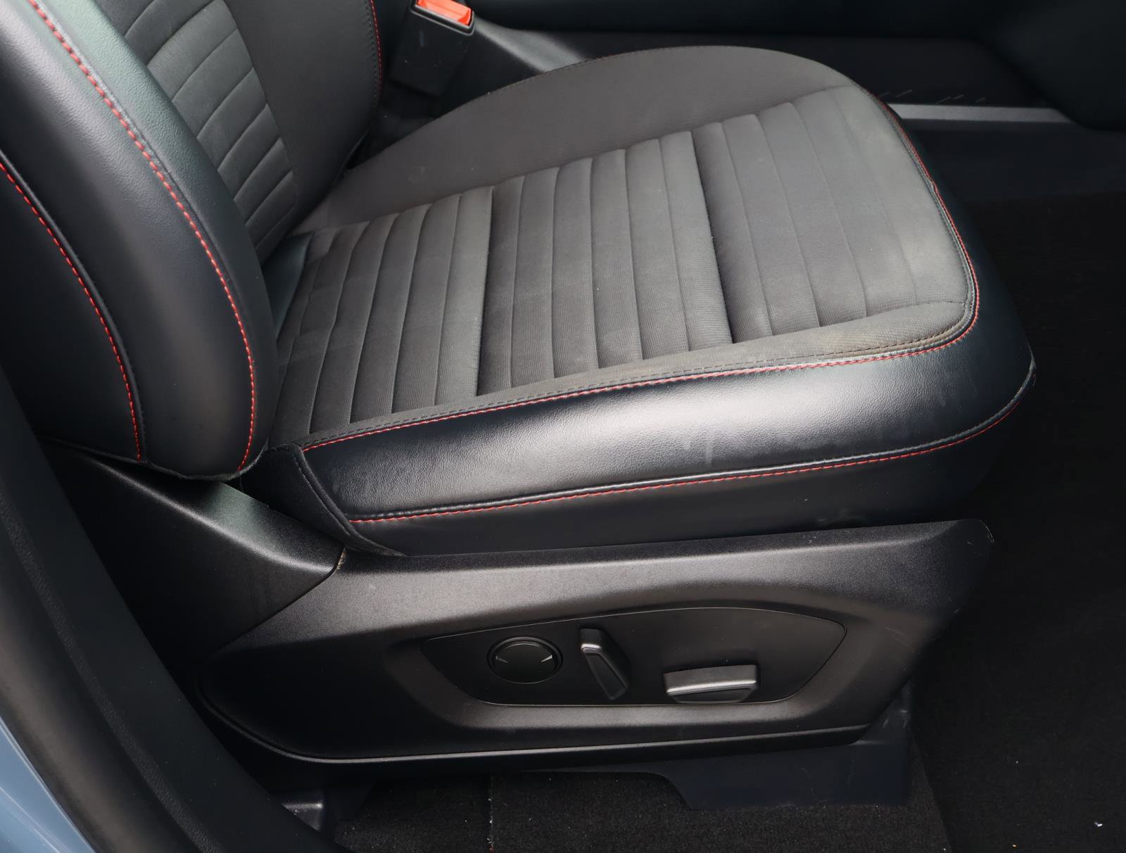 Used 2025 Ford Explorer ST-Line RWD image 20