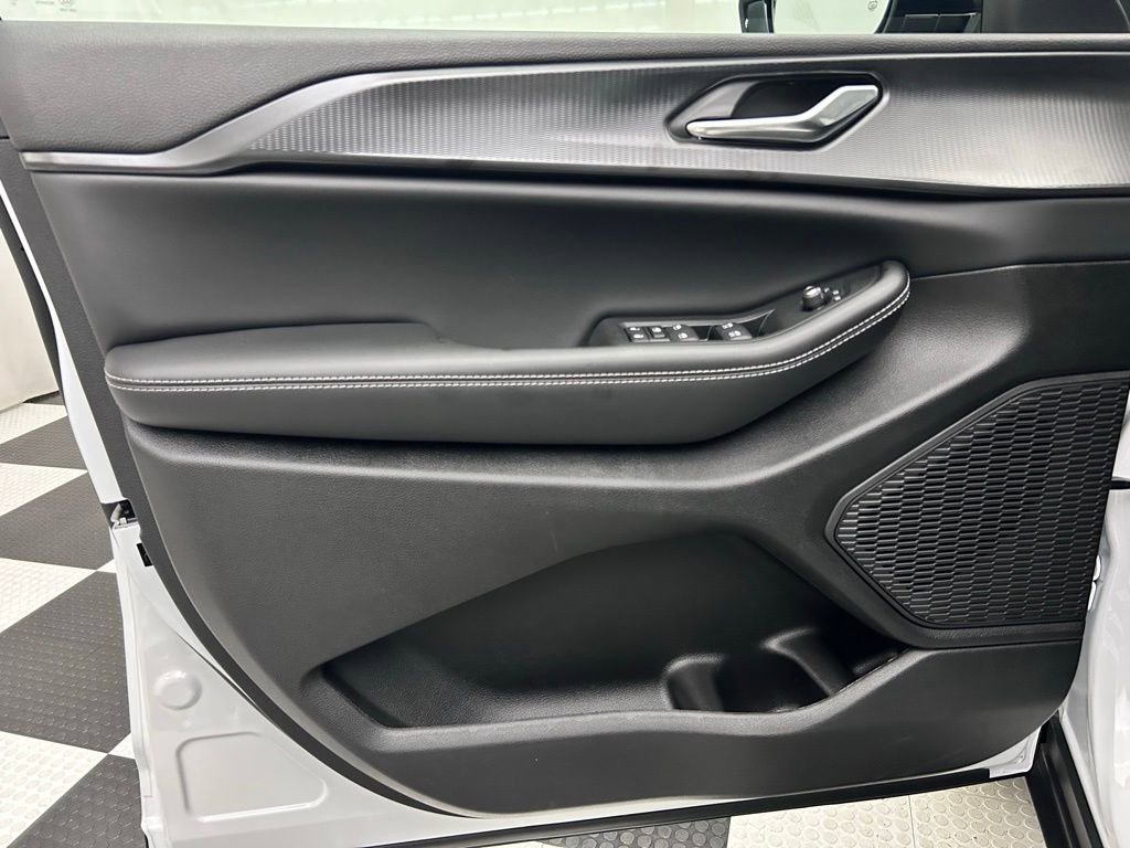 New 2025 Jeep Grand Cherokee Altitude image 10