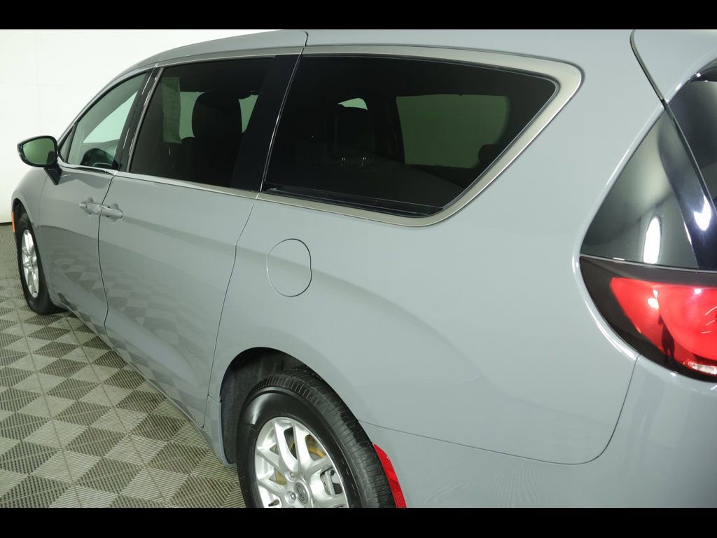 Used 2025 Chrysler Pacifica Select FWD image 15