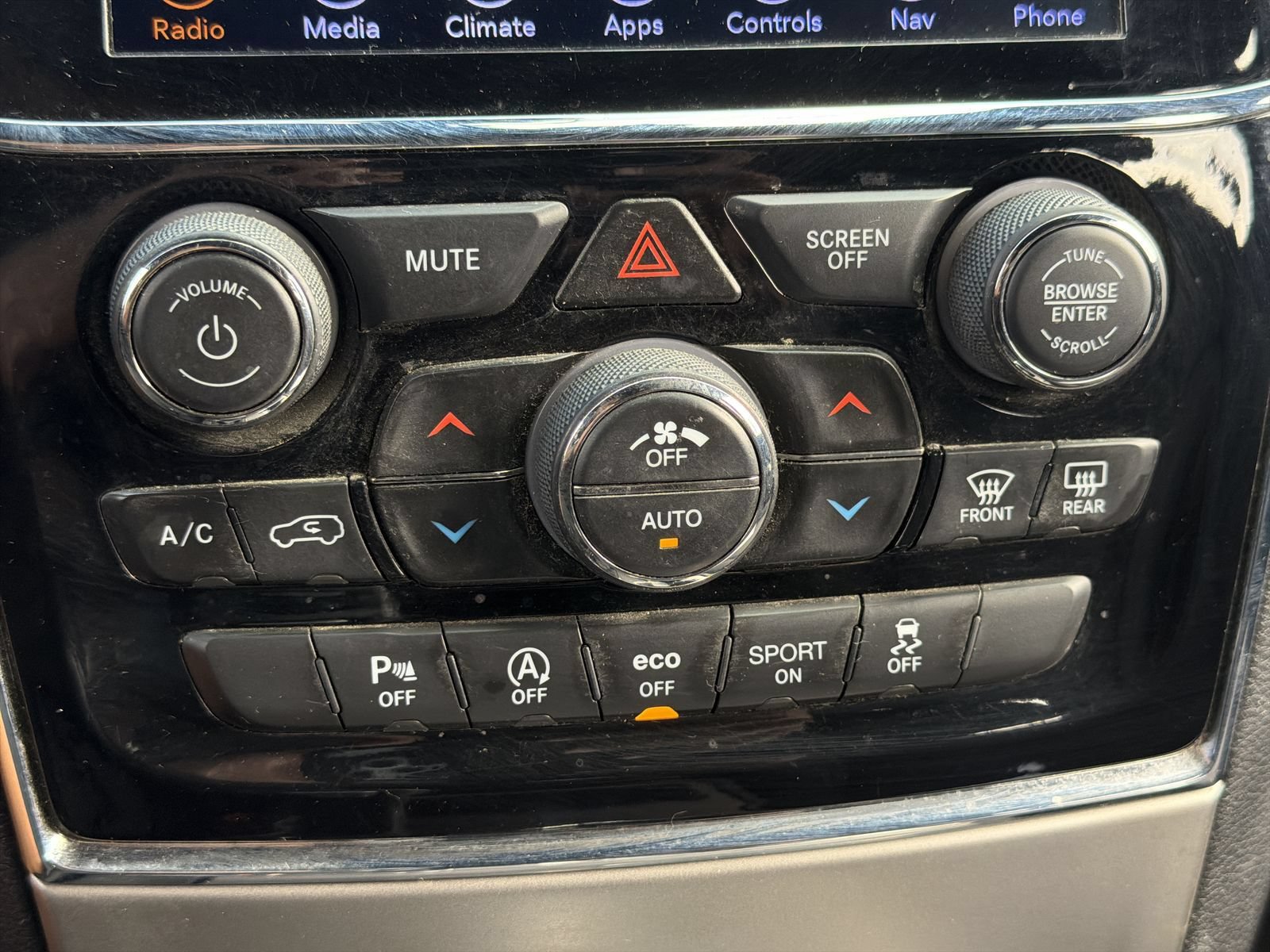 Used 2019 Jeep Grand Cherokee Laredo w/ Security & Convenience Group AWD/4WD image 27