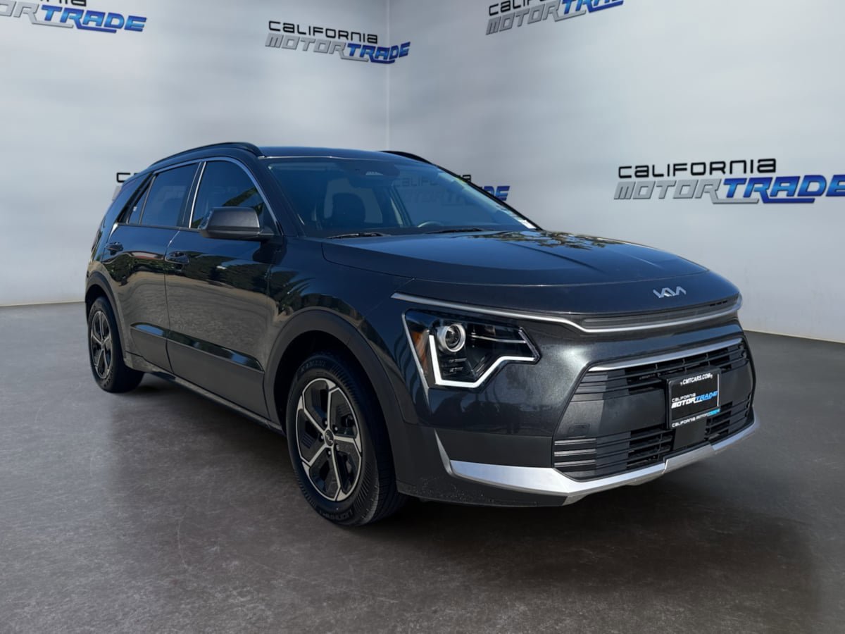 Used 2023 Kia Niro EX image 3