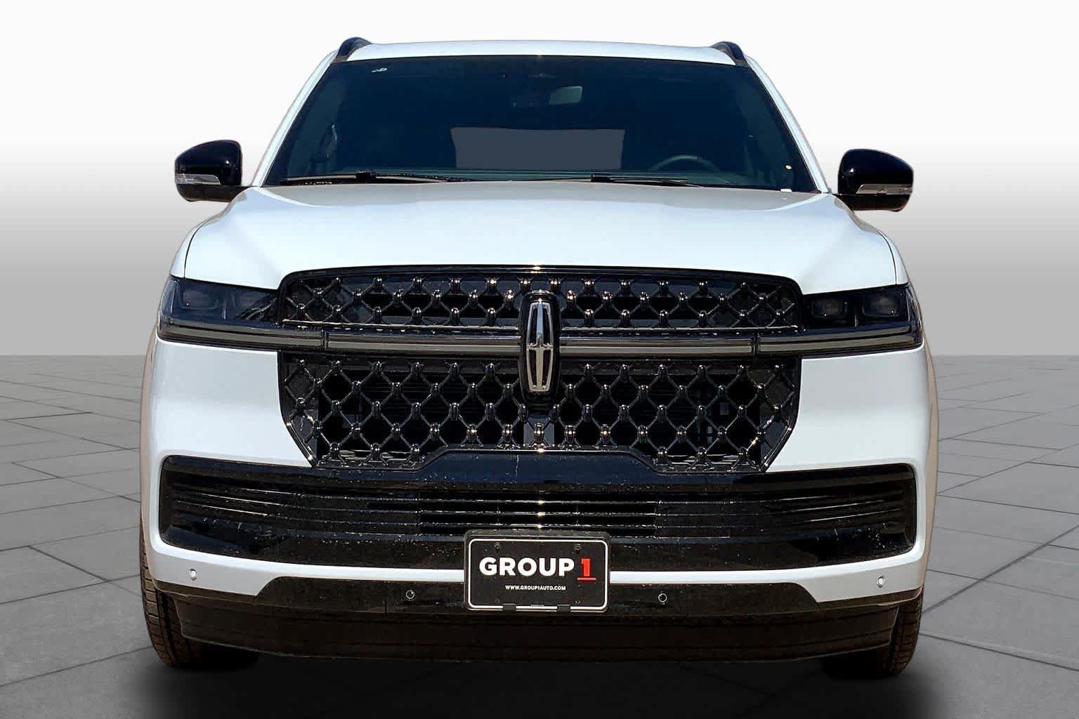 New 2026 Lincoln Navigator Reserve w/ Jet Appearance Package AWD/4WD image 3
