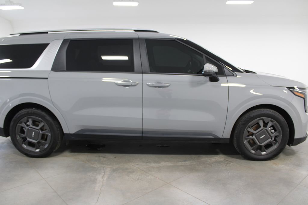 Used 2025 Kia Carnival EX image 11