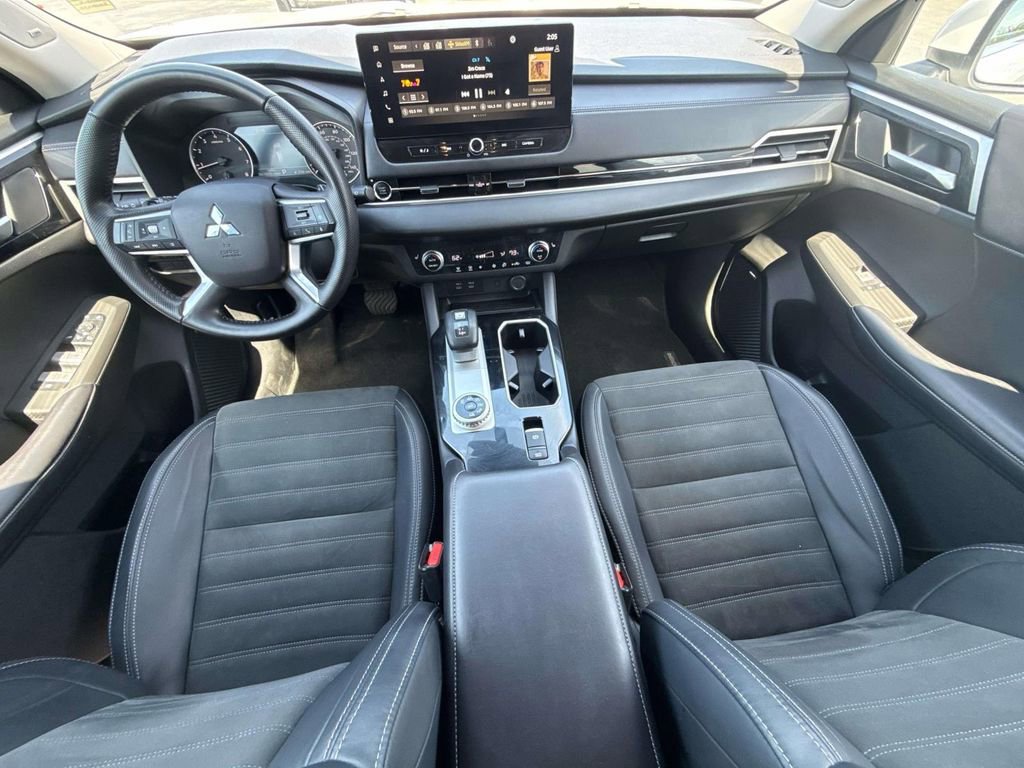 Used 2025 Mitsubishi Outlander SE image 11