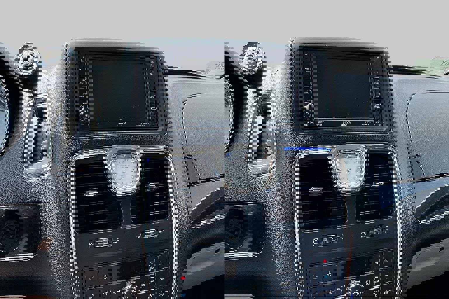 Used 2014 Chrysler Town & Country Touring image 4