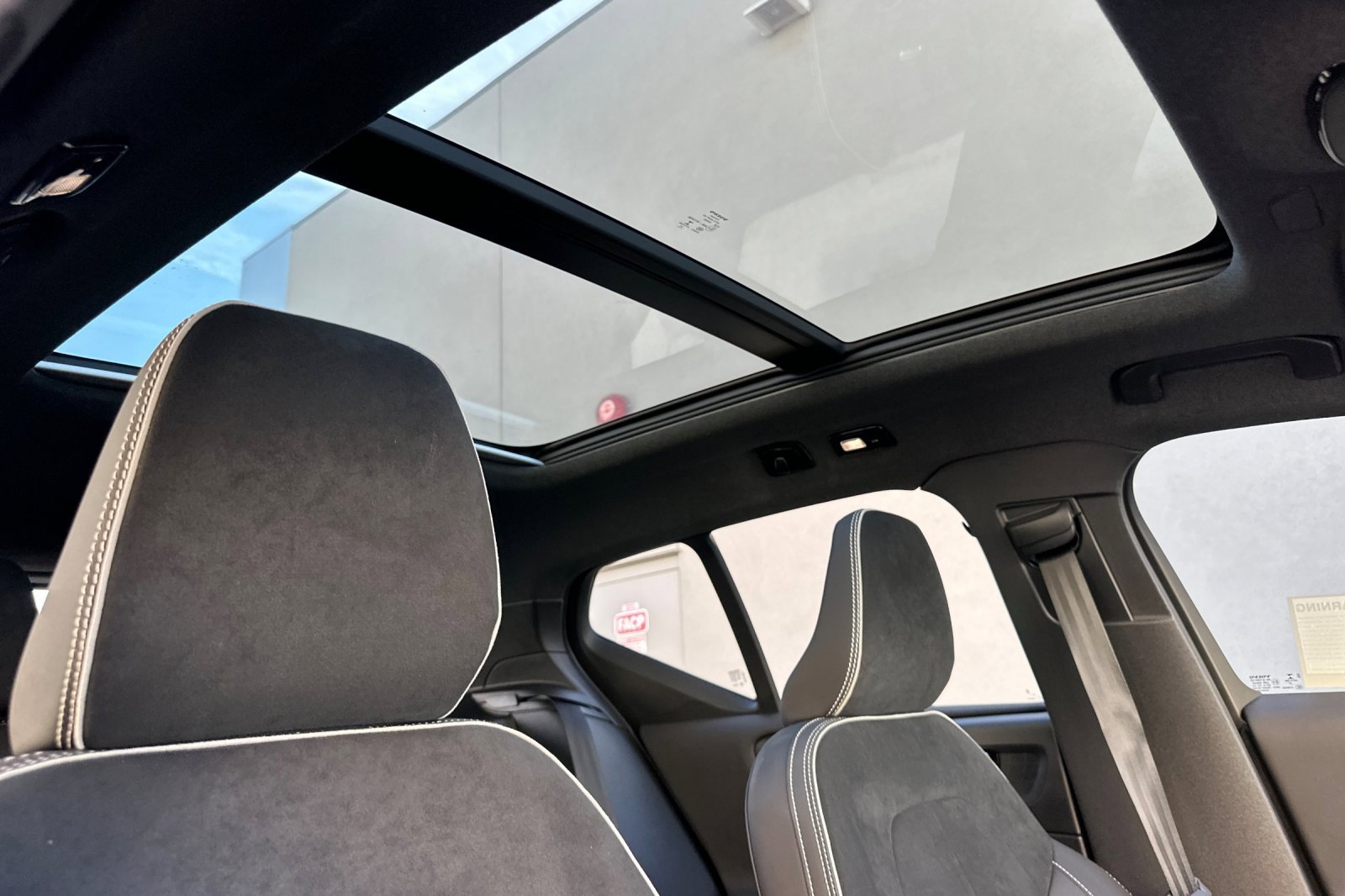 Used 2023 Volvo XC40 Recharge Ultimate image 18