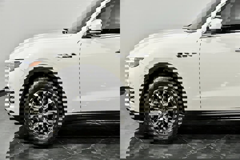 Used 2018 Maserati Levante image 6