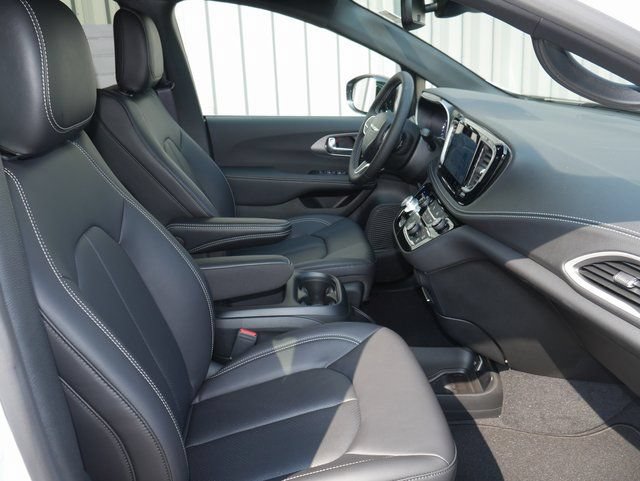 New 2026 Chrysler Pacifica Select AWD/4WD image 27