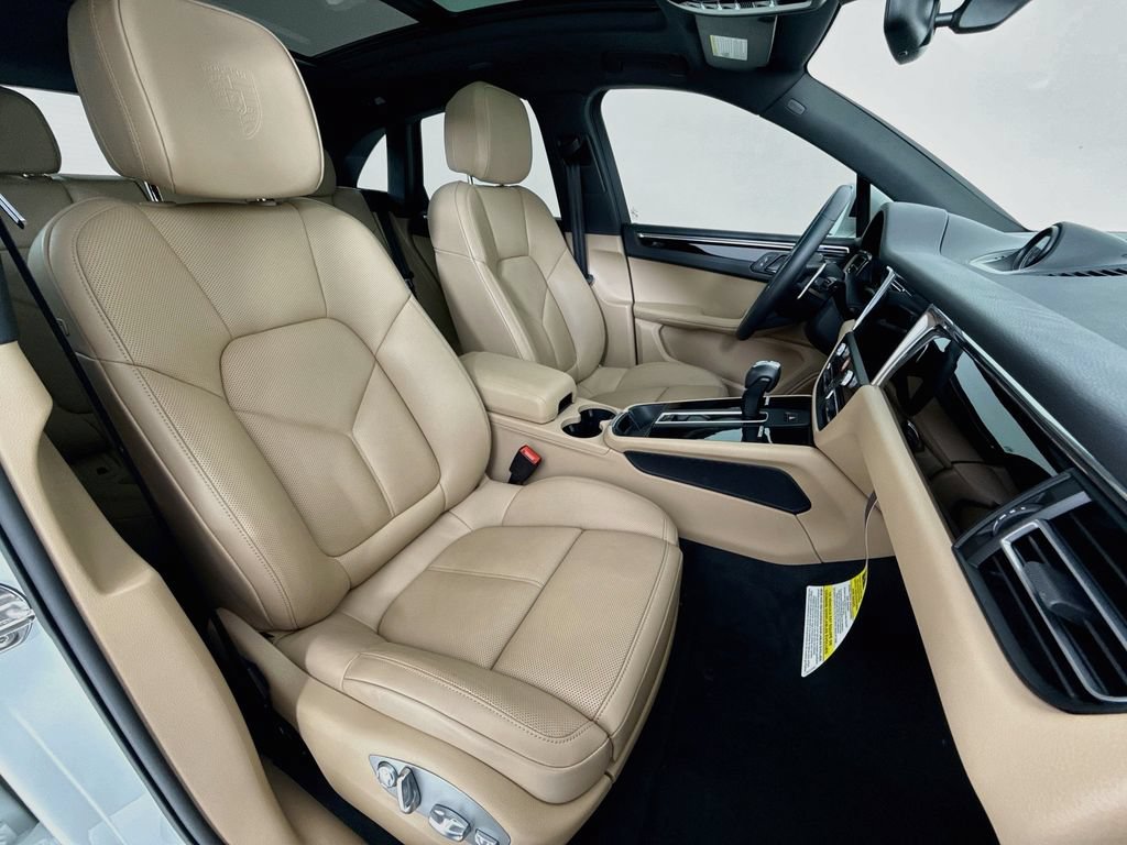 Certified 2025 Porsche Macan AWD/4WD image 30