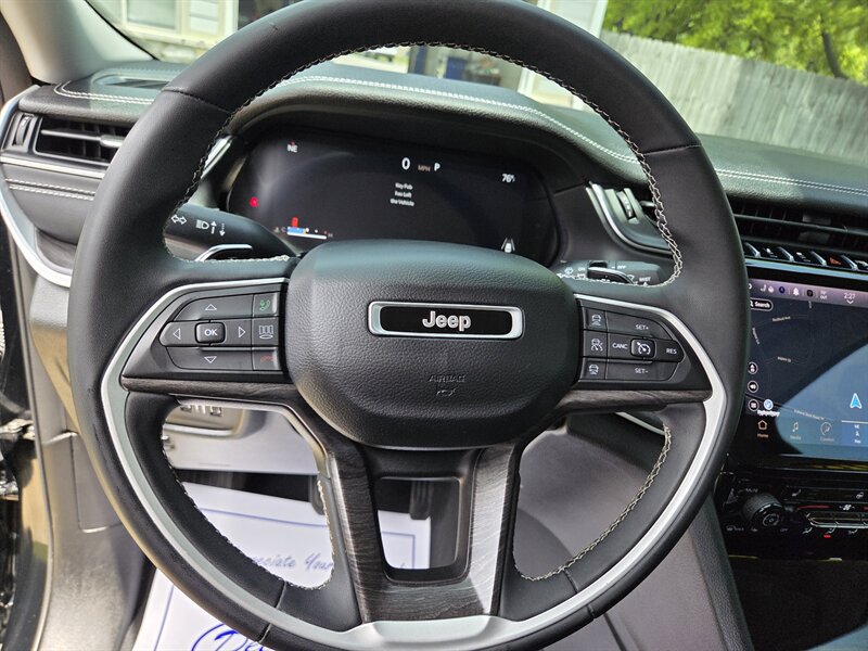 Used 2023 Jeep Grand Cherokee Limited w/ Black Appearance Package AWD/4WD image 13