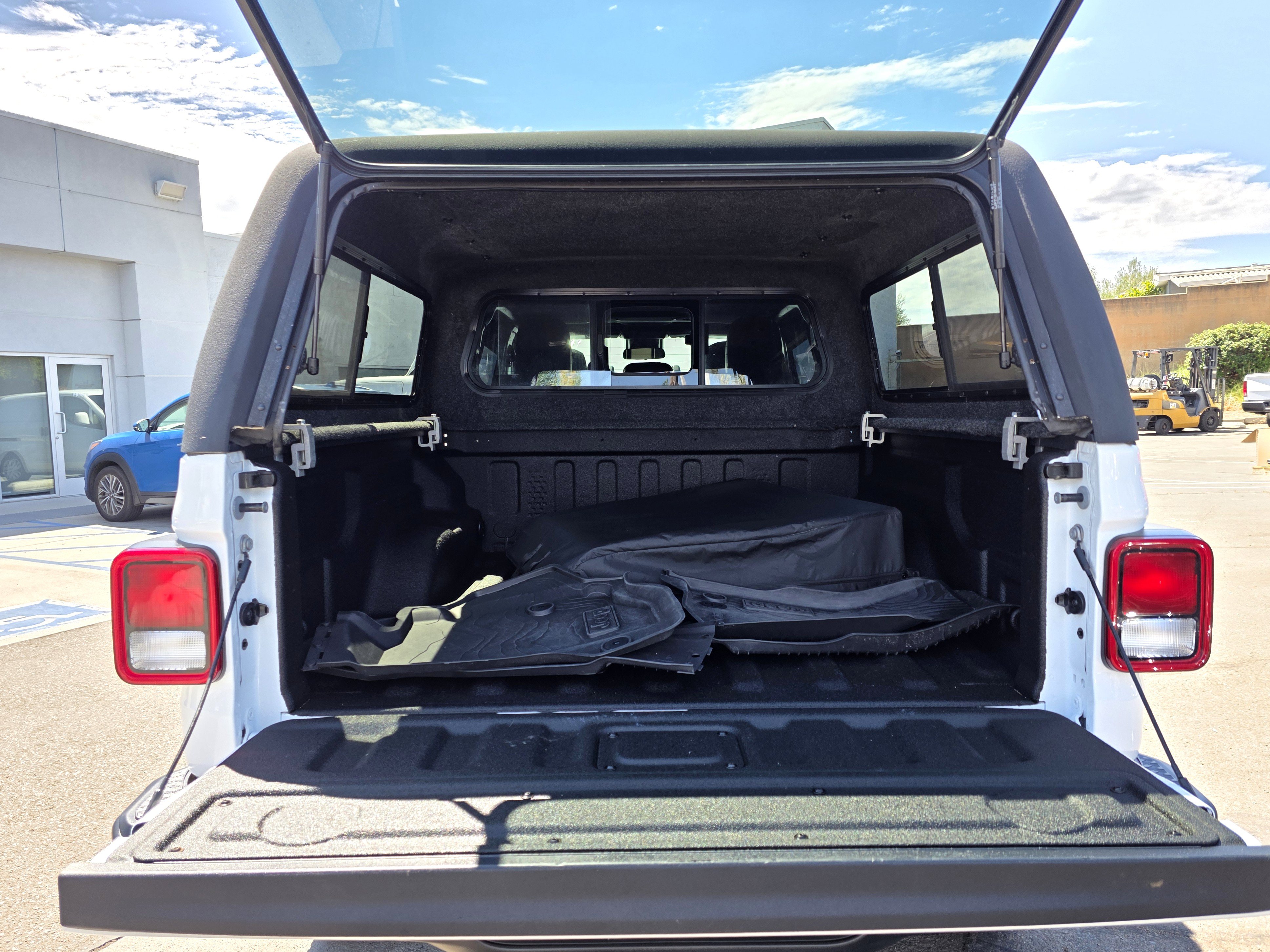 Certified 2025 Jeep Gladiator Sport AWD/4WD image 18