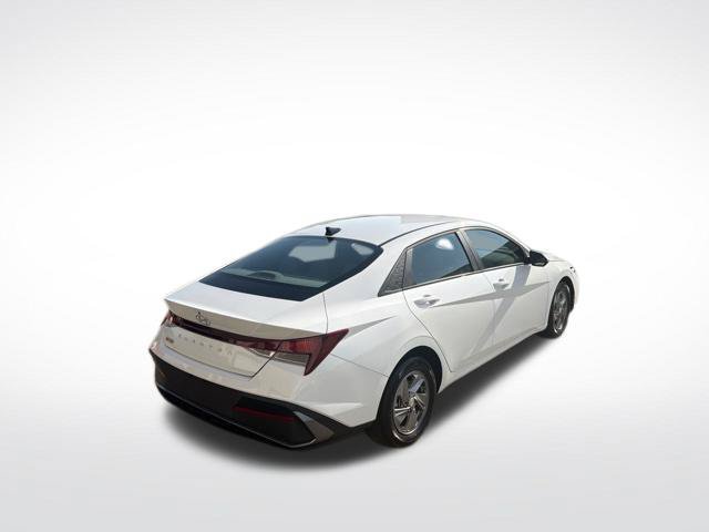 Used 2024 Hyundai Elantra SE FWD image 3