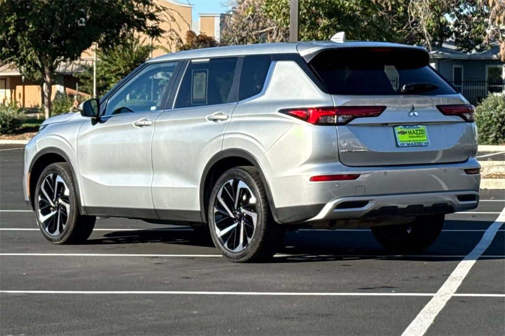 Used 2024 Mitsubishi Outlander FWD image 3