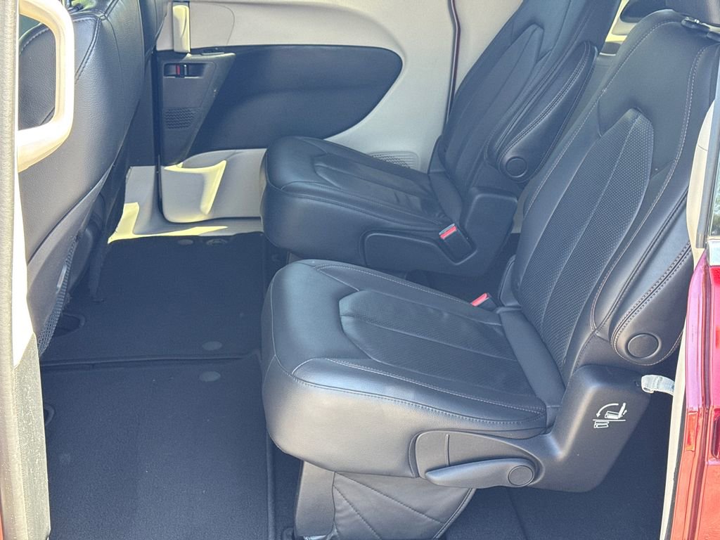 Used 2019 Chrysler Pacifica Touring-L image 21