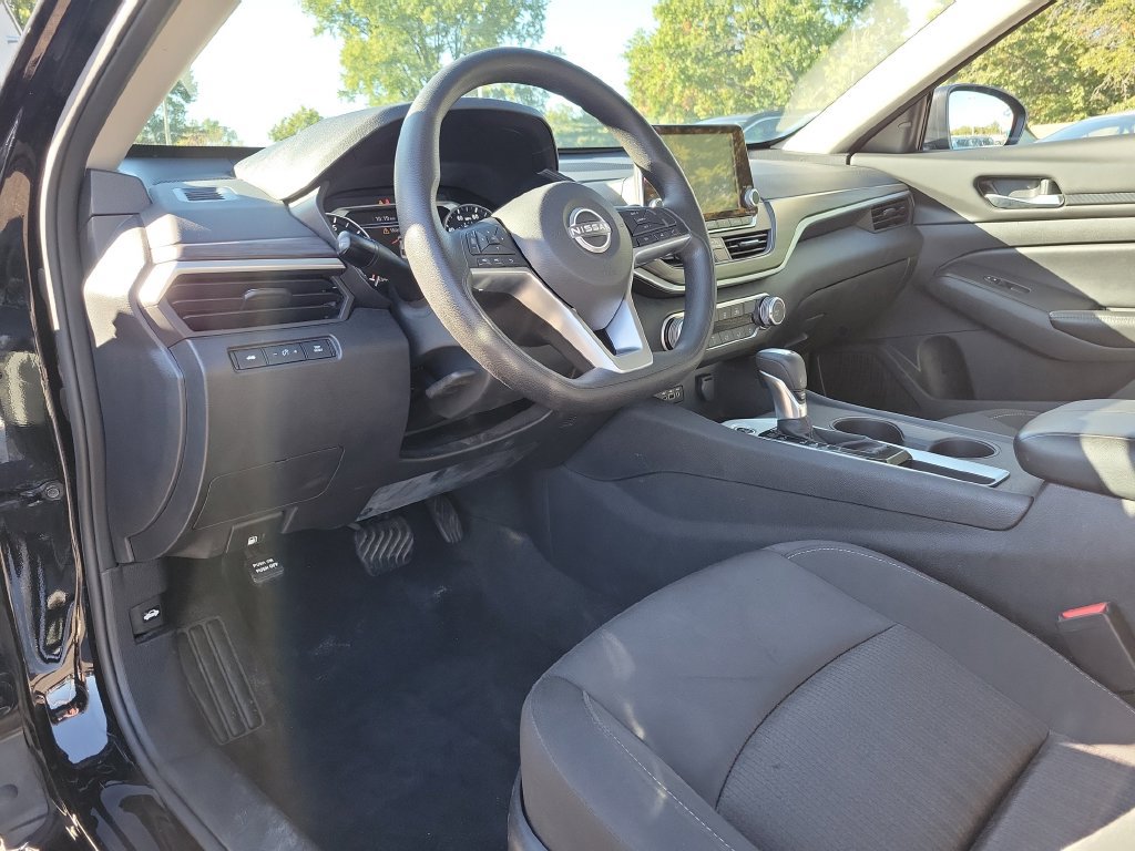 Used 2025 Nissan Altima 2.5 SV FWD image 24