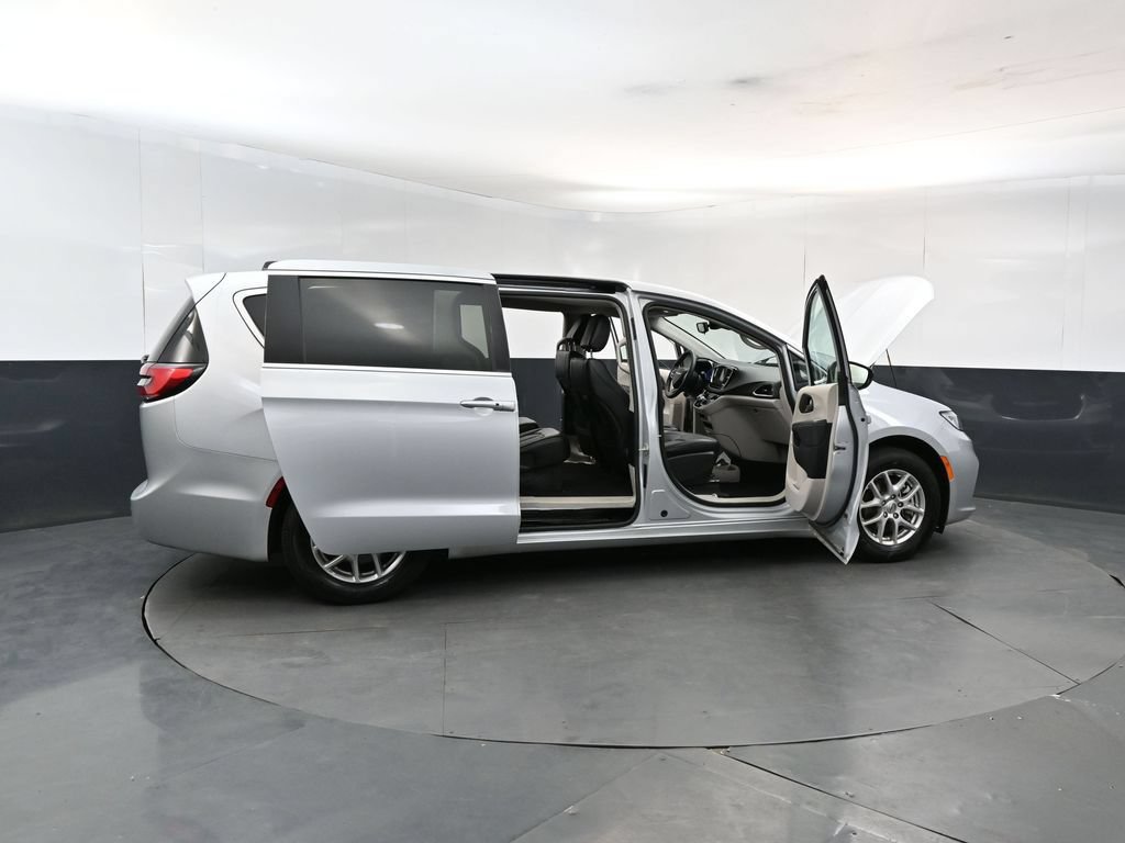 Used 2024 Chrysler Pacifica Touring-L FWD image 26