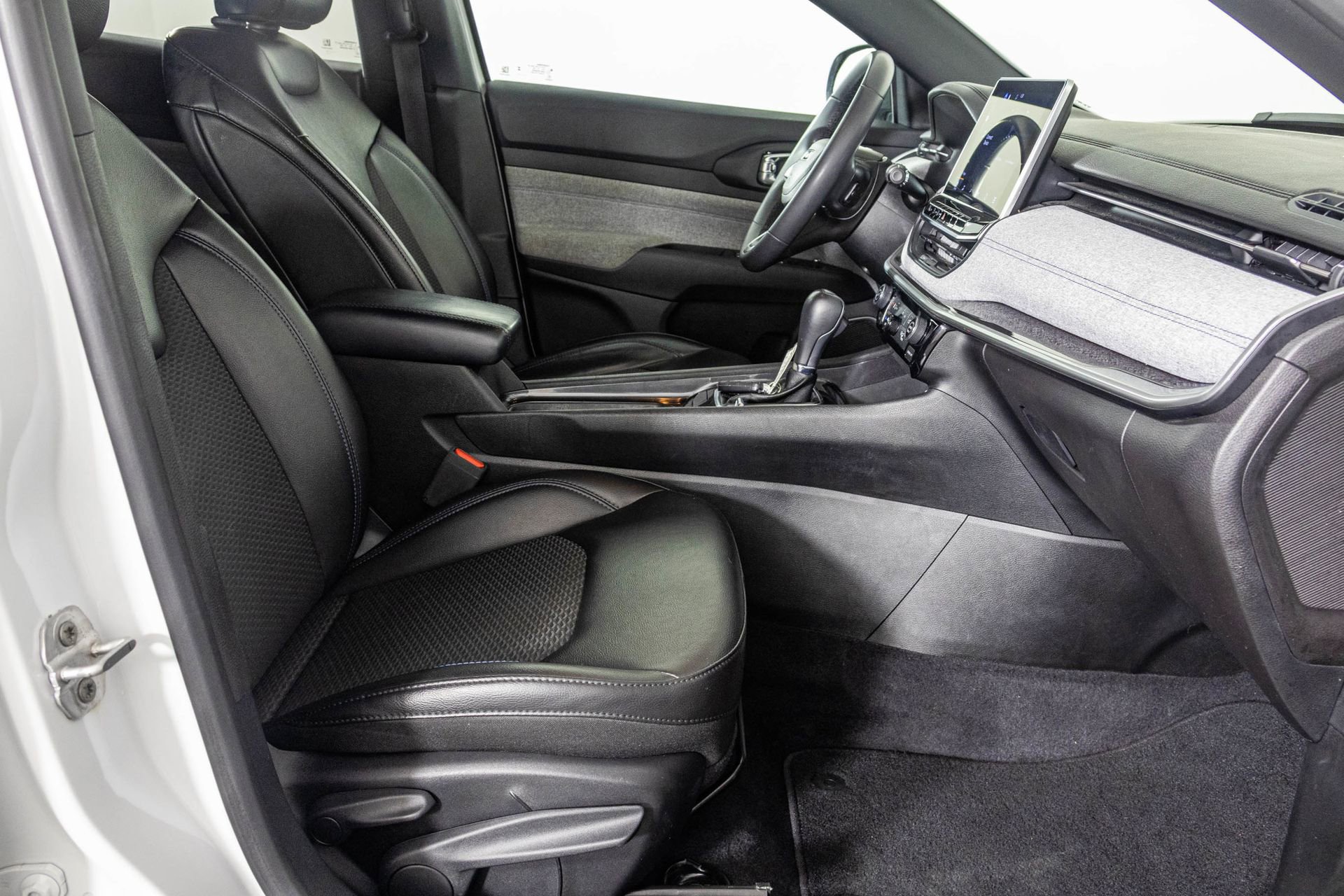 Used 2023 Jeep Compass Latitude image 43