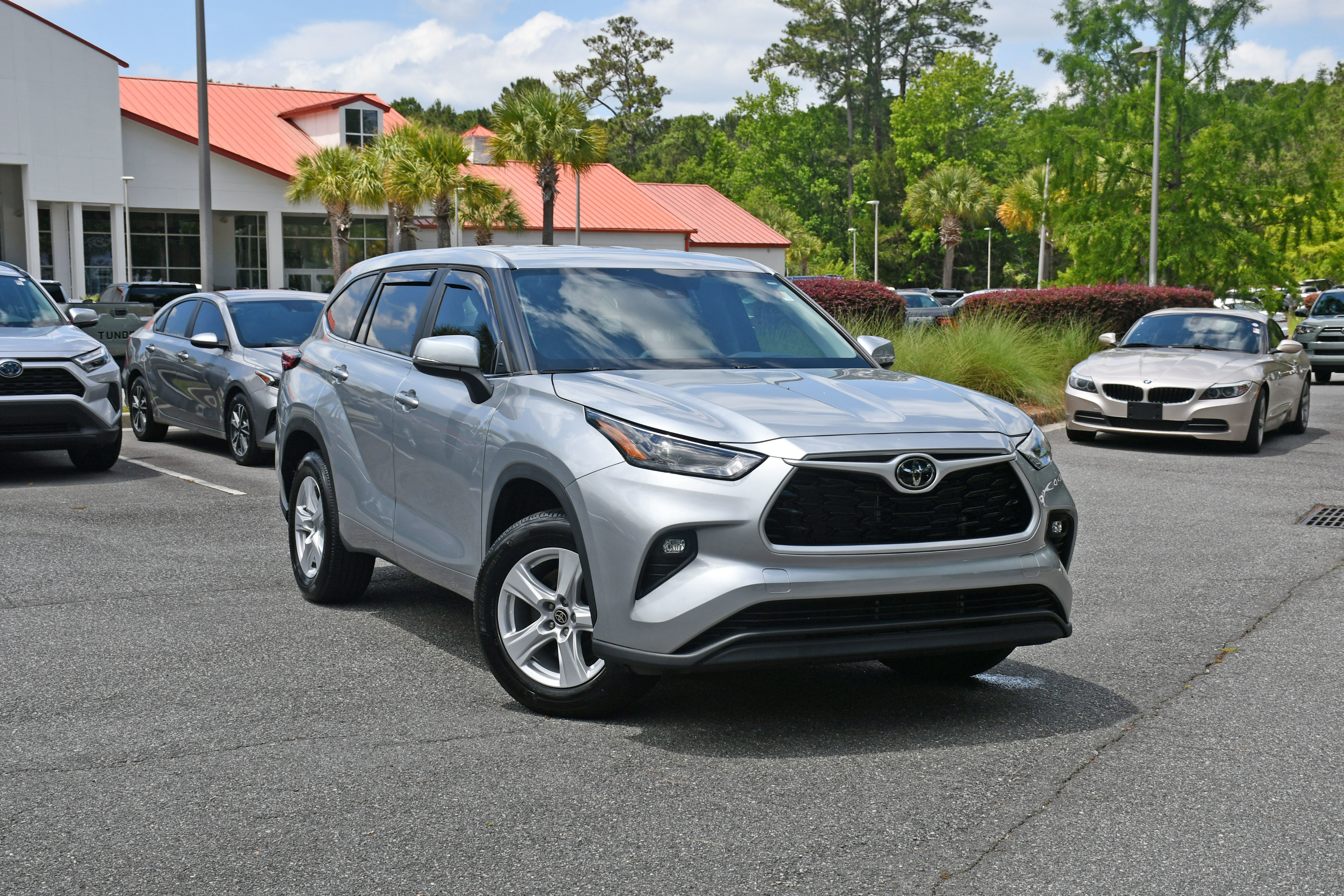 Used 2023 Toyota Highlander LE FWD image 6