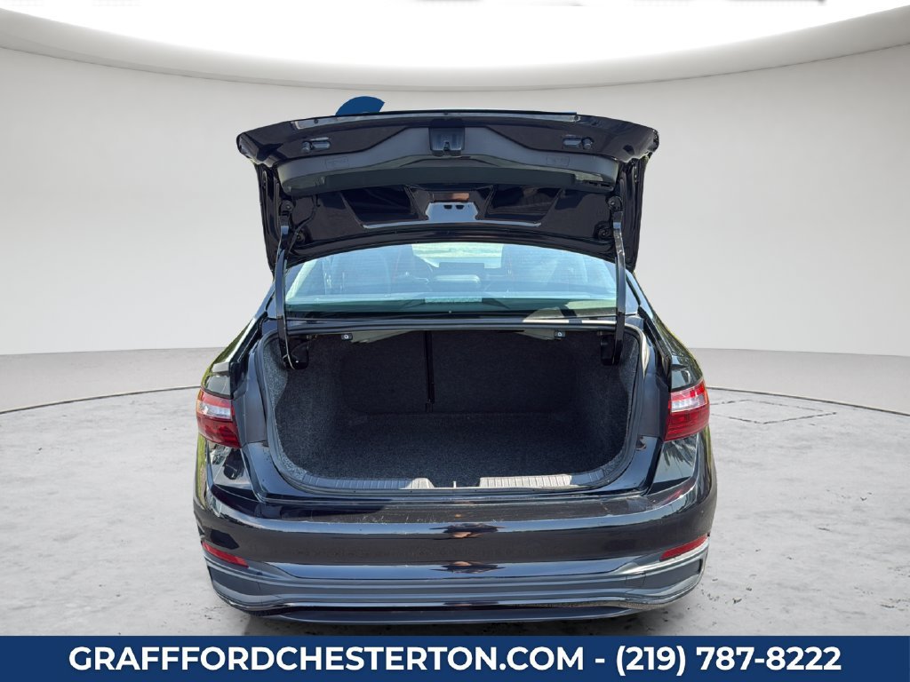 Used 2025 Volkswagen Jetta SE FWD image 16