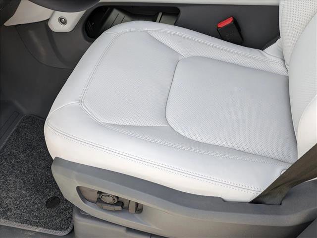 New 2025 Land Rover Defender 110 X-Dynamic SE image 3