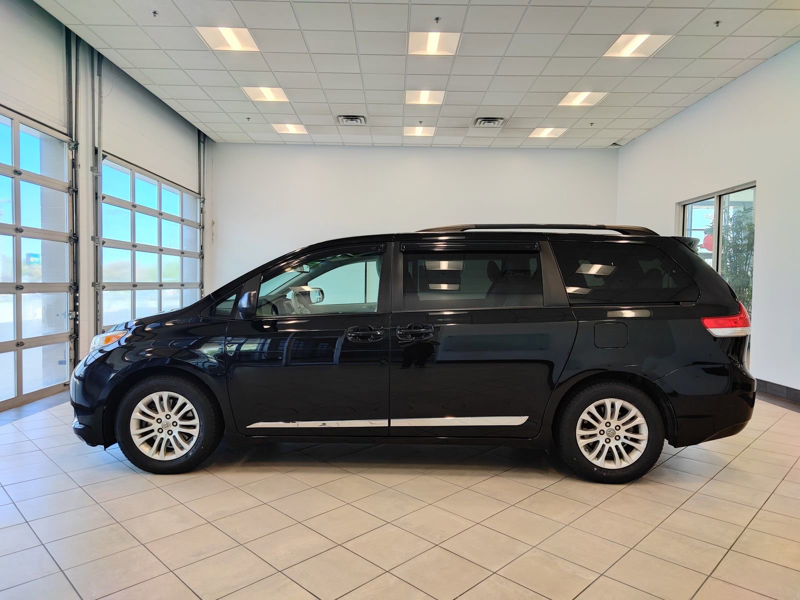 Used 2011 Toyota Sienna XLE FWD image 7