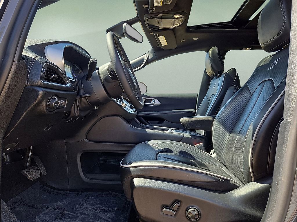 Used 2025 Chrysler Pacifica Limited image 24