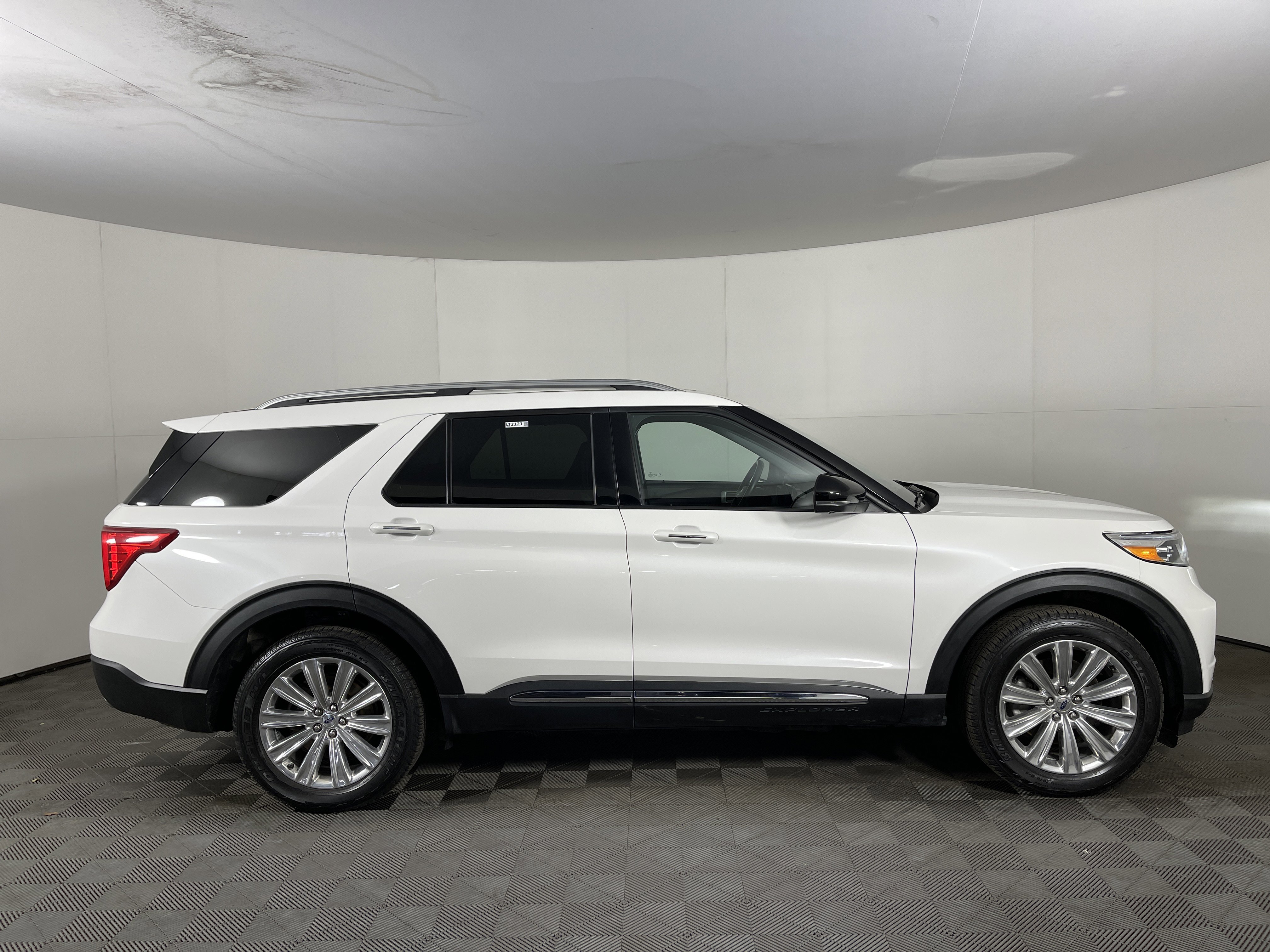 Used 2022 Ford Explorer Limited w/ Hybrid Equipment Group 310A image 5