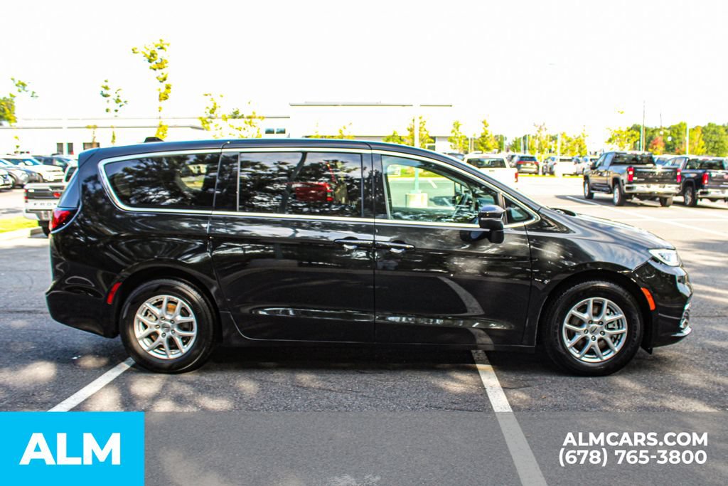 Used 2023 Chrysler Pacifica Touring-L FWD image 8