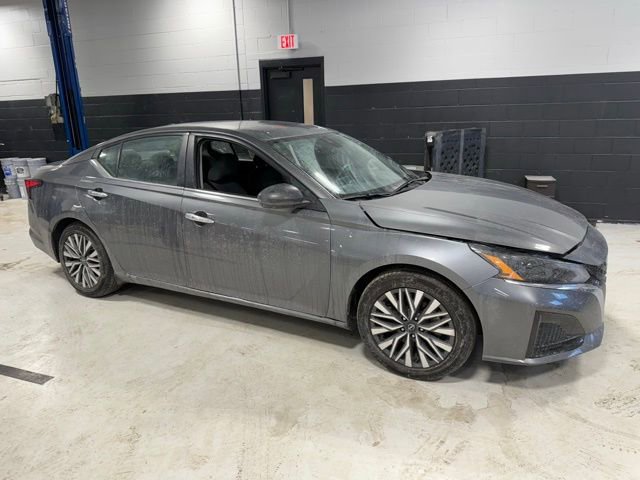 Used 2024 Nissan Altima 2.5 SV image 2