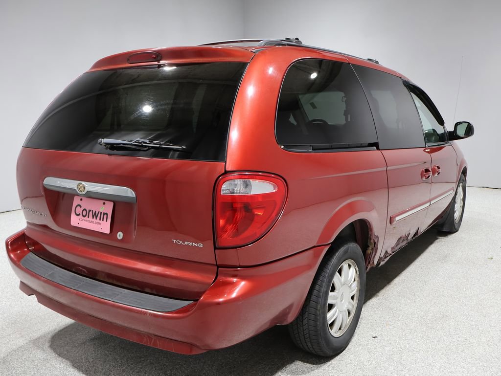 Used 2007 Chrysler Town & Country Touring image 4