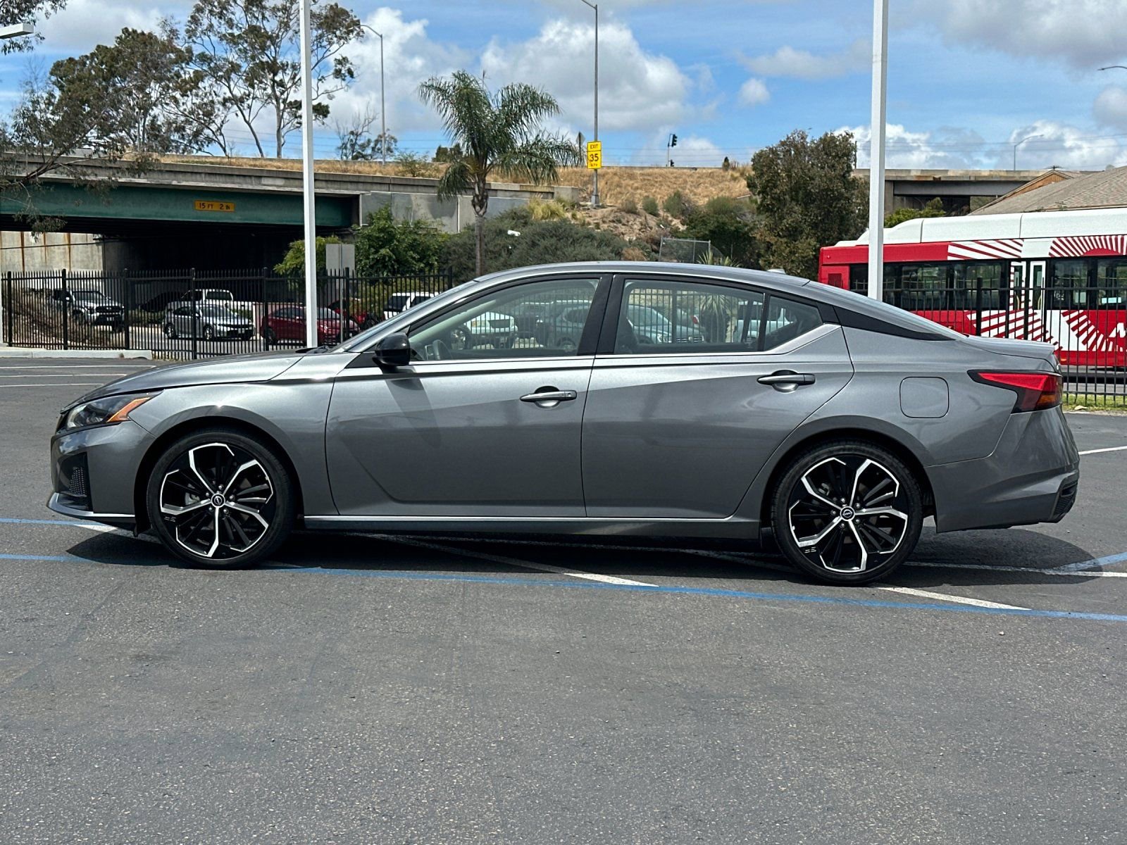 Used 2023 Nissan Altima 2.5 SR FWD image 2
