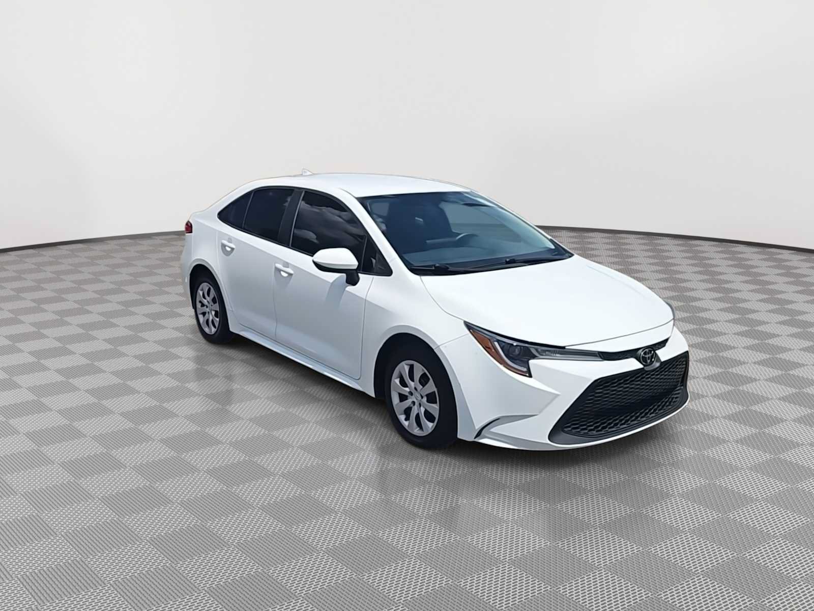 Used 2022 Toyota Corolla LE FWD image 2