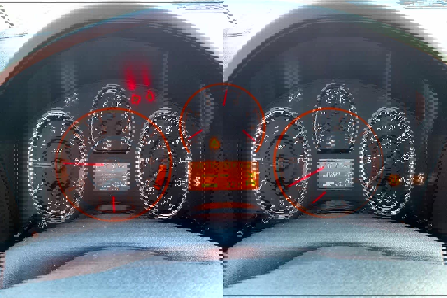 Used 2015 Nissan Titan SL w/ SL Moonroof Package image 25