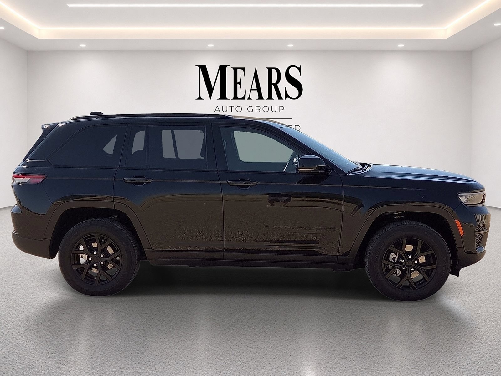 Used 2025 Jeep Grand Cherokee Altitude AWD/4WD image 6