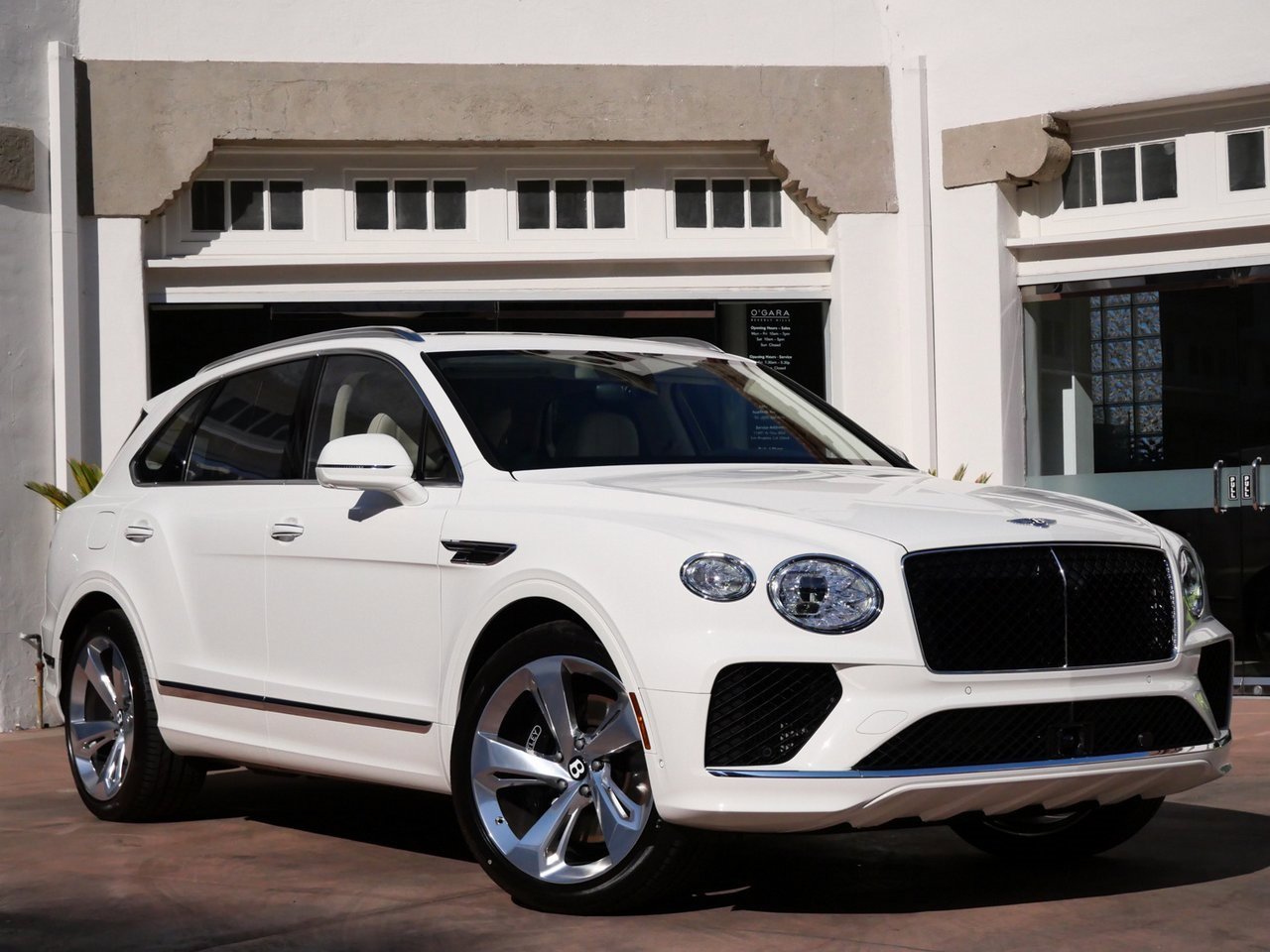 New 2025 Bentley Bentayga Plug-In Hybrid image 1