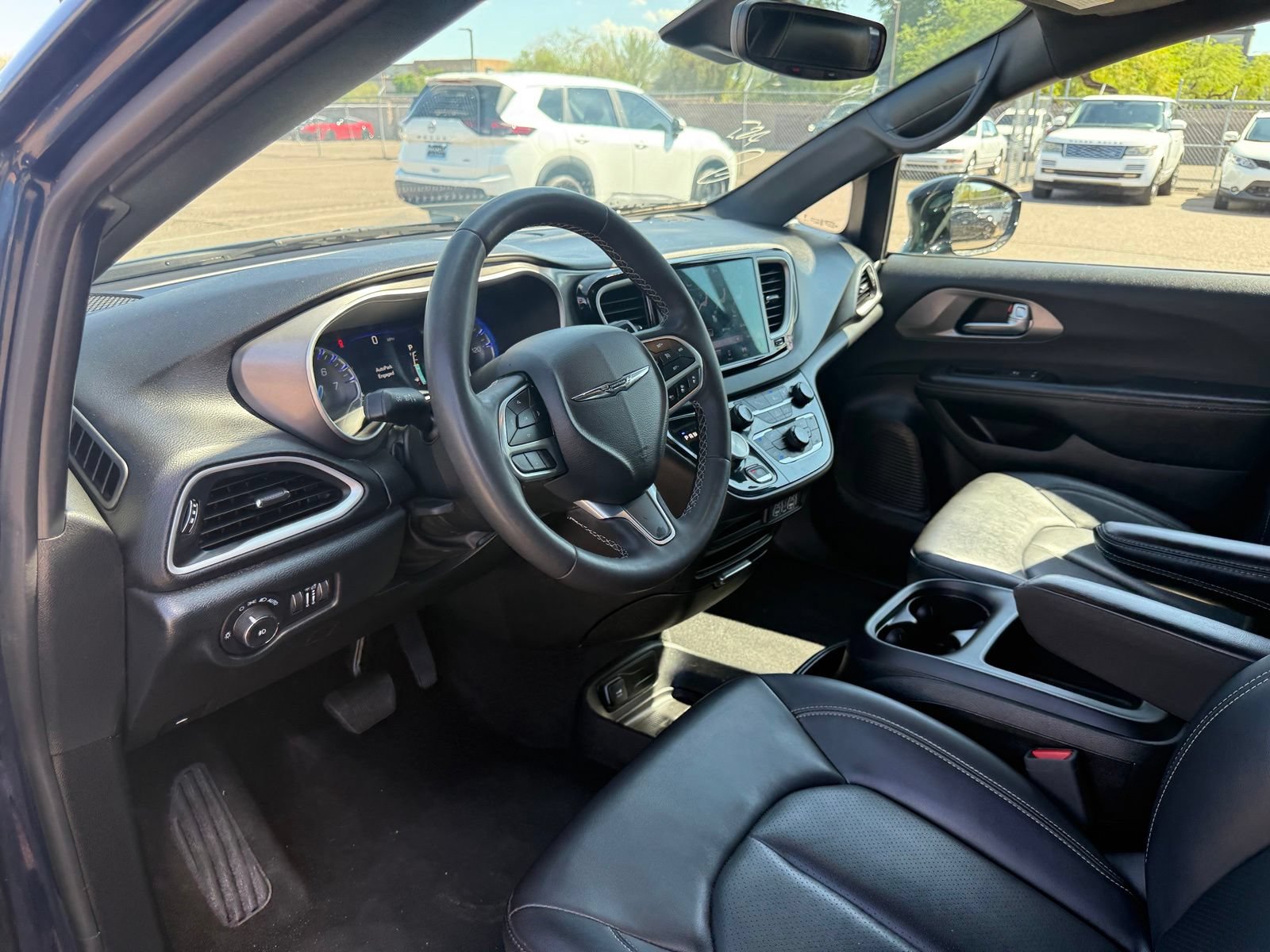 Used 2025 Chrysler Pacifica Select FWD image 15
