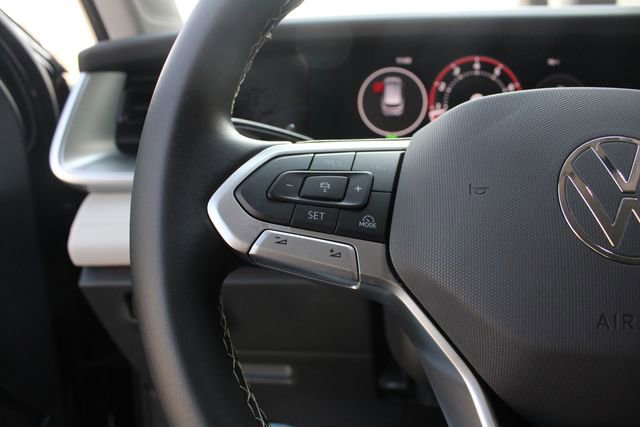 Used 2025 Volkswagen Tiguan SE FWD image 13