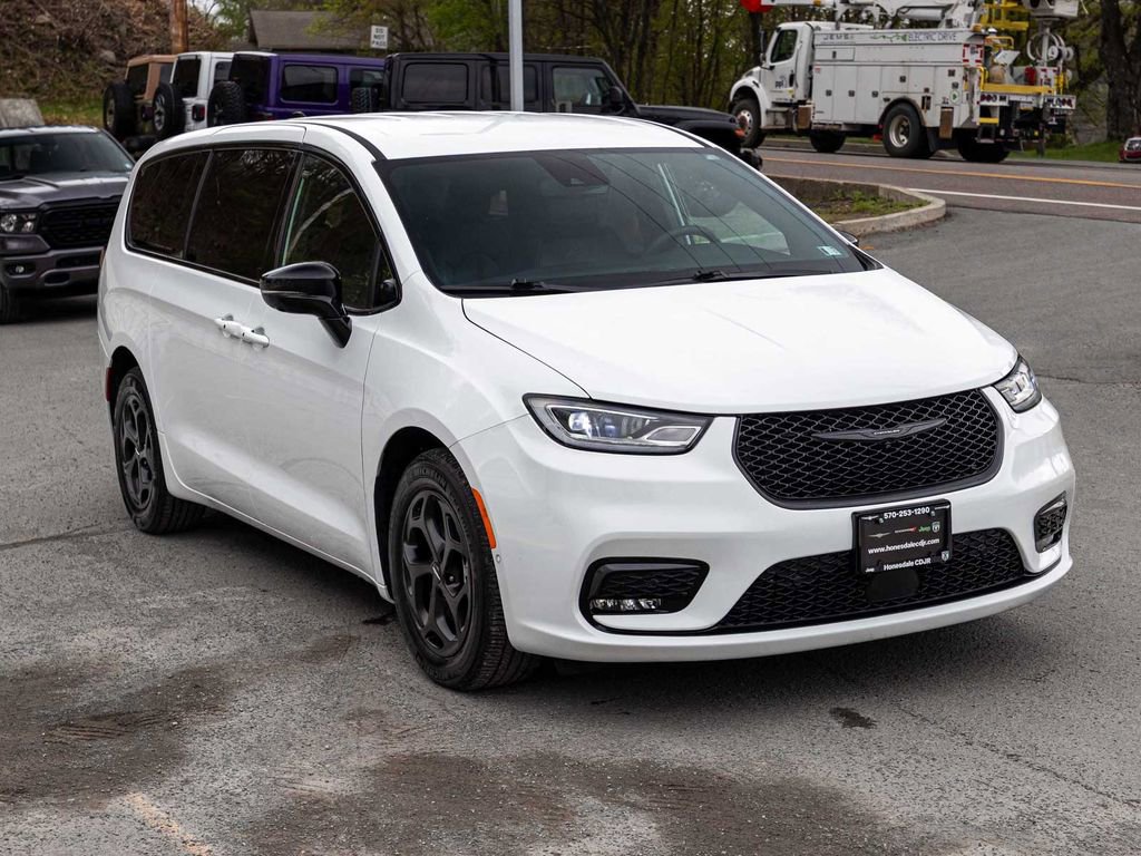 Used 2024 Chrysler Pacifica Limited FWD image 3